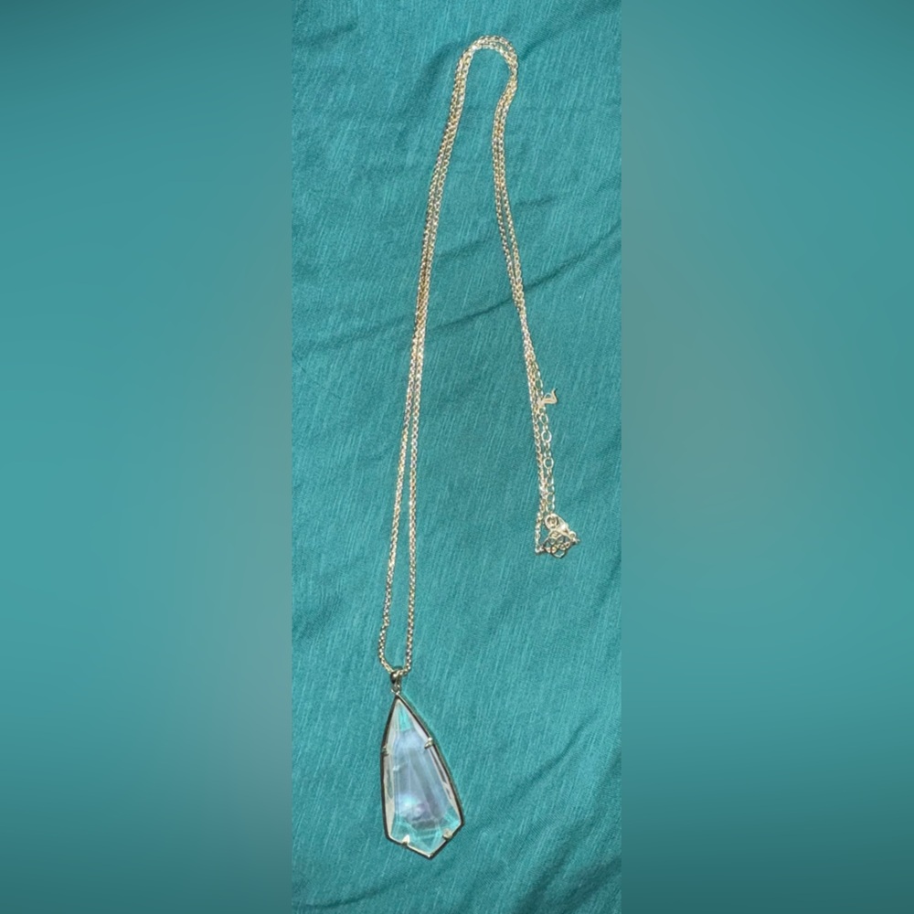 💙KENDRA SCOTT NECKLACE IRIDESCENT STONE💙
